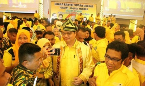 Ketua Umum Partai Golkar Airlangga Hartarto disambut meriah kader Golkar di Sulawesi Tenggara. 