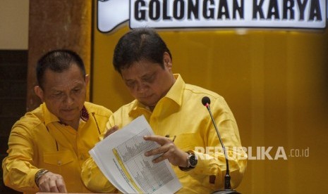 Ketua Umum Partai Golkar Airlangga Hartarto (kanan) bersama Sekretaris Jenderal Partai Golkar Letjen (purn) Lodewijk Freidrich Paulus (kiri) berbincang saat mengumumkan hasil revitalisasi nama-nama kepengurusan Partai Golkar di Kantor DPP Partai Golkar, Slipi, Jakarta, Senin (22/1).