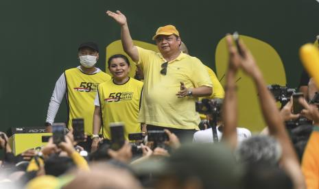 Ketua Umum Partai Golkar Airlangga Hartarto (kanan) menyapa peserta usai mengikuti jalan sehat di Plaza Tenggara Gelora Bung Karno, Jakarta, Ahad (16/10/2022). Partai Golkar menggelar jalan sehat dalam rangka memperingati HUT ke-58 Partai Golkar. 