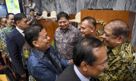 Ketua Umum Partai Golkar Airlangga Hartarto (ketiga kanan) bersama Ketua Fraksi Melchias Marcus Mekeng (kanan) dan Sekjen Lodewijk Freidrich Paulus (kedua kanan) bersalaman dengan anggota Fraksi Partai Golkar DPR saat halalbihalal di Kompleks Parlemen, Senayan, Jakarta, Kamis (13/6/2019). 