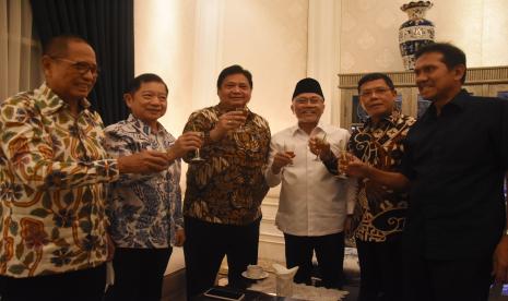 Ketum Projo Nilai Koalisi Indonesia Bersatu Manuver Cerdas. Foto:   Ketua Umum Partai Golkar Airlangga Hartarto (ketiga kiri) berbincang dengan Ketua Umum PAN Zulkifli Hasan (ketiga kanan) dan Ketua Umum PPP Suharso Monoarfa (kedua kiri) didampingi jajaran pengurus partai saat mengelar pertemuan di Jakarta, Kamis (12/5/2022). Pertemuan tersebut dalam rangka silaturahmi lebaran dan pembahasan koalisi Bersatu (Beringin, Ka