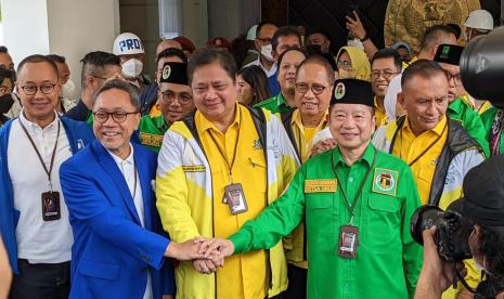 Ketua Umum Partai Golkar Airlangga Hartarto, Ketua Umum PAN Zulkifli Hasan, dan Ketua Umum PPP Suharso Monoarfa usai mendaftarkan partainya sebagai peserta Pemilu 2024 di Kantor KPU, Jakarta, Rabu (10/8).