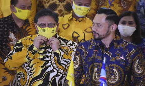 Ketua Umum Partai Golkar Airlangga Hartarto (kiri) bersama Ketua Umum Parta Demokrat Agus Harimurti Yudhoyono (kanan) memberikan keterangan pers seusai melakukan pertemuan di DPP Partai Golkar, Jakarta, Kamis (25/6/2020). Kunjungan Ketua Umum Partai Demokrat itu membahas Pilkada serentak 2020 serta membahas pembangunan perekonomian saat pandemi COVID-19 ini.