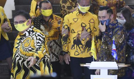 Ketua Umum Partai Golkar Airlangga Hartarto (kiri) bersama Ketua Umum Parta Demokrat Agus Harimurti Yudhoyono (kanan) memberikan keterangan pers seusai melakukan pertemuan di DPP Partai Golkar, Jakarta, Kamis (25/6/2020). Kunjungan Ketua Umum Partai Demokrat itu membahas Pilkada serentak 2020 serta membahas pembangunan perekonomian saat pandemi COVID-19 ini.