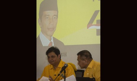 Ketua Umum Partai Golkar Airlangga Hartarto (kiri) bersama Sekjen Partai Golkar Lodewijk Freidrich Paulus (kanan) menghadiri silaturahmi nasional Partai Golkar di Jakarta, Jumat (1/6). 