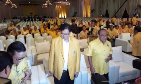 Ketua Umum Partai Golkar, Airlangga Hartarto (kiri) dan Aburizal Bakrie saat pembukaan Rapimnas Partai Golkar di JCC, Senayan, Jakarta, Senin (18/12).