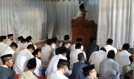 Ketua Umum Partai Golkar Airlangga Hartarto melaksanakan shalat Idulfitri 1440 Hijriah di Masjid Syajaratun Thayyibah, yang berada di kompleks DPP Partai Golkar, Slipi, Jakarta, Rabu (5/6).