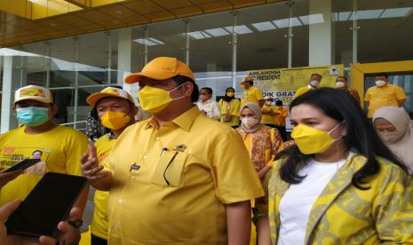 Ketua Umum Partai Golkar Airlangga Hartarto melepas peserta mudik gratis bareng Golkar di Kantor DPP Partai Golkar, Jakarta, Jumat (29/4). 