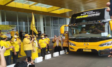 Ketua Umum Partai Golkar Airlangga Hartarto melepas peserta mudik gratis bareng Golkar di Kantor DPP Partai Golkar, Jakarta, Jumat (29/4).