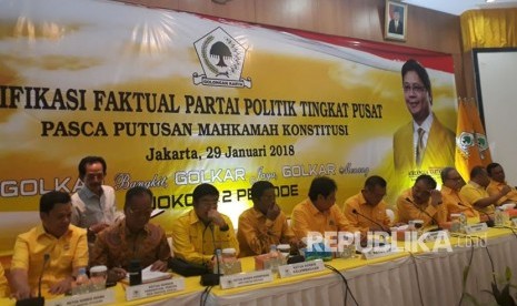 Ketua Umum Partai Golkar Airlangga Hartarto mengumpulkan kepengurusan Dewan Pimpinan Pusat Partai Golkar baru pada Rapat pleno Golkar, Senin (29/1). Rapat digelar sesaat sebelum verifikasi faktual DPP Golkar oleh Komisi Pemilihan Umum (KPU) yang direncanakan pada pukul 12.00 WIB.