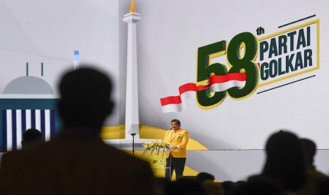 Ketua Umum Partai Golkar Airlangga Hartarto menyampaikan pidato saat acara puncak HUT ke-58 Partai Golkar di JIExpo Kemayoran, Jakarta, Jumat (21/10/2022). Perayaan HUT ke-58 Partai Golkar tahun 2022 ini mengusung tema Golkar Menang Rakyat Sejahtera.