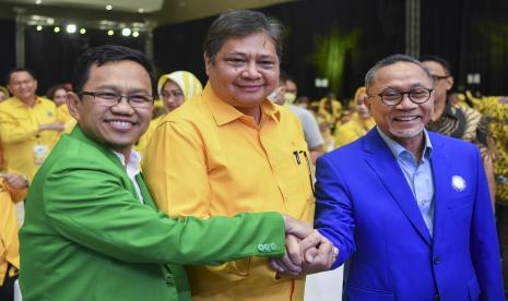 Ketua Umum Partai Golkar Airlangga Hartarto (tengah) berjabat tangan dengan Ketua Umum PAN Zulkifli Hasan (kanan) dan Wakil Ketua Umum PPP Amir Uskara (kiri) saat Pemantapan Visi dan Misi Koalisi Indonesia Bersatu di JIExpo Kemayoran, Jakarta. Kegiatan yang berlangsung dalam serangkaian HUT ke-58 Golkar tersebut untuk memantapkan Koalisi Indonesia Bersatu menghadapi Pemilu 2024. 