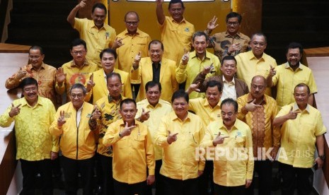 Ketua Umum Partai Golkar Airlangga Hartarto (tengah depan) berfoto bersama pengurus partai Golkar di Kantor DPP Partai Golkar, Slipi, Jakarta, Senin (22/1). 