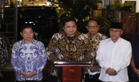 Ketua Umum Partai Golkar Airlangga Hartarto (tengah) didampingi Ketua Umum PAN Zulkifli Hasan (kanan) dan Ketua Umum PPP Suharso Monoarfa (kiri) memberikan keterangan kepada wartawan usai menggelar pertemuan di Jakarta, Kamis (12/5/2022). Pertemuan tersebut dalam rangka silaturahmi lebaran dan pembahasan koalisi Bersatu (Beringin, Ka