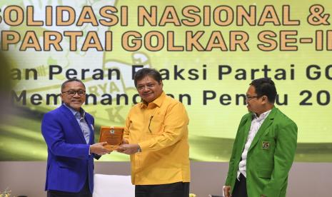 Ketua Umum Partai Golkar Airlangga Hartarto (tengah) memberikan plakat kepada Ketua Umum PAN Zulkifli Hasan (kiri) disaksikan Wakil Ketua Umum PPP Amir Uskara (kanan) saat Pemantapan Visi dan Misi Koalisi Indonesia Bersatu di JIExpo Kemayoran, Jakarta, Kamis (20/10/2022). KIB diambang bubar setelah PPP memutuskan mendukung Ganjar Pranowo sebagai capres. 