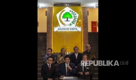 Ketua Umum Partai Golkar Airlangga Hartarto (tengah), Menteri Sosial Agus Gumiwang Kartasasmita (kanan), dan Sekjen Partai Golkar Lodewijk Freidrich Paulus (kiri) memberikan konferensi pers terkait mundurnya Idrus Marham sebagai Menteri Sosial dan kader Partai Golkar, di Kantor DPP Partai Golkar, Jakarta, Kamis (24/8).