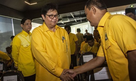 Ketua Umum Partai Golkar Airlangga Hartarto (tengah) menyapa kader partai ketika menghadiri silaturahmi nasional Partai Golkar di Jakarta, Jumat (1/6).