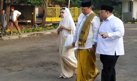 Ketua Umum Partai Golkar Airlangga Hartarto tiba di Masjid Syajaratun Thayyibah, Kompleks DPP Partai Golkar, Slipi, Jakarta untuk melaksanakan shalat Ied, Rabu (5/6). 