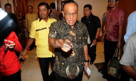 Ketua Umum Partai Golkar hasil Munas Bali, Aburizal Bakrie dan Sekjen hasil Munas Bali Idrus Marham (kiri) disela sela rapat internal di Hotel Sahid, Jakarta, Selasa (10/3).