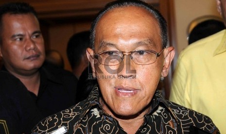 Ketua Umum Partai Golkar hasil Munas Bali, Aburizal Bakrie memberikan keterangan kepada wartawan usai rapat internal di Hotel Sahid, Jakarta, Selasa (10/3).