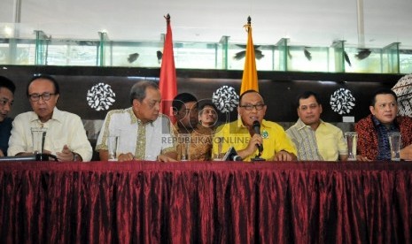 Ketua Umum Partai Golkar hasil Munas Bali Aburizal Bakrie (ketiga kanan) didampingi sejumlah jajaran pengurus partai hasil Munas Bali menggelar jumpa pers di Jakarta, Rabu (21/10). 