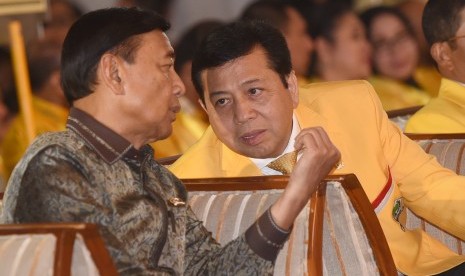 Ketua Umum Partai Golkar Setya Novanto (kanan) berdiskusi dengan Menko Polhukam Wiranto.