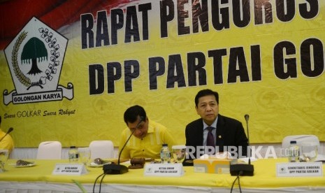 Ketua Umum Partai Golkar Setya Novanto (kanan), Ketua Harian DPP Partai Golkar Nurdin Halid memimpin rapat pleno di ruang rapat utama gedung DPP Partai Golkar, Jakarta, Selasa (18/7). 