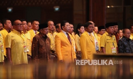 Ketua Umum Partai Golkar, Setya Novanto (kanan) memukul gong secara simbolik didampingi sejumlah jajaran Dewan pengurus pusat partai Golkar pada pembukaan Rapimnas partai Golkar di Jakarta, Rabu (27/7).