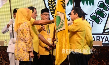 Ketua Umum Partai Golkar Setya Novanto (kanan),  menerima bendera Golkar dari Ketua Sidang Nurdin Halid usai Musyawarah Nasional Luar Biasa (Munaslub) Partai Golongan Karya di Nusa Dua, Bali, Selasa (17/5). (Republika/ Yasin Habibi)