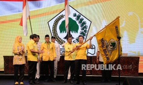 Ketua Umum Partai Golkar Setya Novanto (kanan), menerima bendera Golkar dari Ketua Sidang Nurdin Halid usai Musyawarah Nasional Luar Biasa (Munaslub) Partai Golongan Karya di Nusa Dua, Bali, Selasa (17/5). (Republika/ Yasin Habibi)