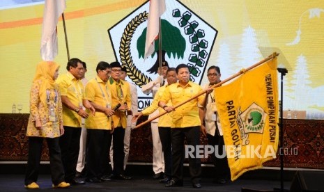 Ketua Umum Partai Golkar Setya Novanto (kanan), menerima bendera Golkar dari Ketua Sidang Nurdin Halid usai Musyawarah Nasional Luar Biasa (Munaslub) Partai Golongan Karya di Nusa Dua, Bali, Selasa (17/5). (Republika/ Yasin Habibi)