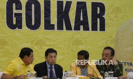 Ketua Umum Partai Golkar Setya Novanto (kedua kiri), Ketua Harian DPP Partai Golkar Nurdin Halid (kiri), dan Sekretaris Jenderal Partai Golkar Idrus Marham (kedua kanan) memimpin rapat pleno di ruang rapat utama gedung DPP Partai Golkar, Jakarta, Selasa (18/7).