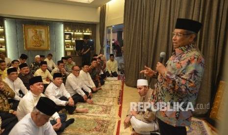 Ketua Umum Partai Golkar Setya Novanto (ketiga kiri) bersama Ketua Dewan Pembina Partai Golkar Aburizal Bakrie (keempat kiri) mendengarkan ceramah dari Ketua Umum PBNU Said Aqil Siradj (kanan) saat buka bersama di Rumah Dinas Ketua DPR, Jakarta, Rabu (7/6)