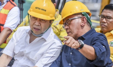 Ketua Umum Partai Golkar Setya Novanto (kiri) dan Ketua Dewan Pembina Aburizal Bakrie 