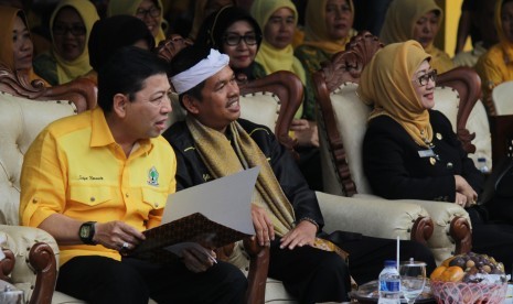 Ketua Umum Partai Golkar Setya Novanto (kiri) bersama Bupati Purwakarta Dedi Mulyadi (tengah) dan Bupati Indramayu Anna Sophanah (kanan) menghadiri Temu Kader Golkar di Indramayu, Jawa Barat, Jumat (29/7). 