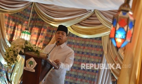 Ketua Umum Partai Golkar Setya Novanto memberikan kata sambutan saat buka bersama Partai Golkar di kediamannya di Jakarta, Rabu (7/6).