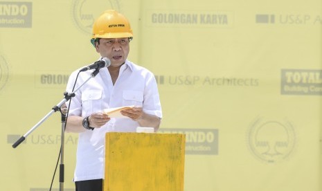 Ketua Umum Partai Golkar Setya Novanto memberikan sambutan saat Topping Off gedung baru Partai Golkar di DPP Partai Golkar di Jakarta, Ahad (12/11).