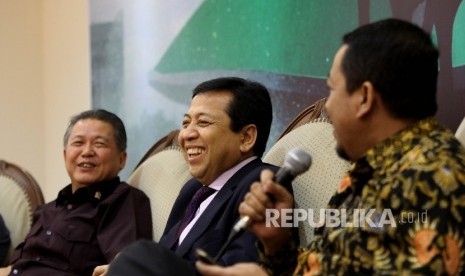  Ketua Umum Partai Golkar Setya Novanto (tengah) didampingi Ketua DPP PDIP Hendrawan Supratikno (kiri) menjadi pembicara dalam diskusi dialektika Quo Vadis Golkar di Kompleks Parlemen Senayan, Jakarta, Kamis (19/5). (Republika/Rakhmawaty La'lang)