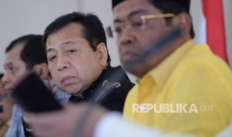 Ketua Umum Partai Golkar Setya Novanto (tengah) didampingi Sekjen Partai Golkar Idrus Marham (kanan) dan Ketua Harian Partai Golkar Nurdin Halid, dalam suatu keterangan pers di Kantor DPP Partai Golkar, Jakarta.