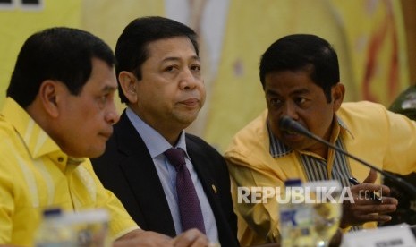  Ketua Umum Partai Golkar Setya Novanto (tengah), Ketua Harian DPP Partai Golkar Nurdin Halid (kiri), dan Sekretaris Jenderal Partai Golkar Idrus Marham