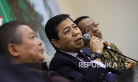 Ketua Umum Partai Golkar Setya Novanto (tengah)