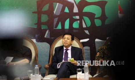 Ketua Umum Partai Golkar Setya Novanto (tengah) saat menjadi pembicara dalam diskusi dialektika demokrasi di Kompleks Parlemen Senayan, Jakarta, Kamis (19/5). (Republika / Rakhmawaty La'lang)