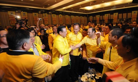 Ketua Umum Partai Golkar terpilih Agung Laksono (tengah) mendapat ucapan selamat dari peserta Musyawarah Nasional IX Partai Golkar di Ancol, Jakarta, Senin (8/12). 