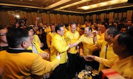 Ketua Umum Partai Golkar terpilih Agung Laksono (tengah) mendapat ucapan selamat dari peserta Musyawarah Nasional IX Partai Golkar di Ancol, Jakarta, Senin (8/12).