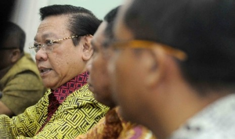 Ketua Umum Partai Golkar versi Munas Ancol, Agung Laksono (kiri).