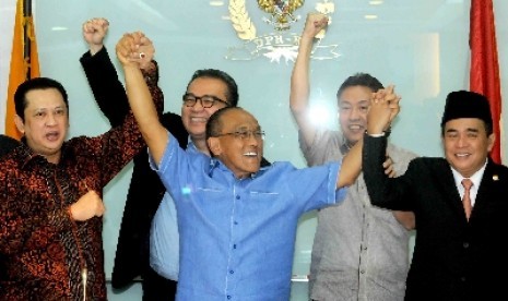 Ketua Umum Partai Golkar versi Munas Bali Aburizal Bakrie (tengah).