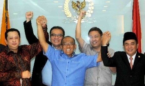 Ketua Umum Partai Golkar versi Munas Bali Aburizal Bakrie (tengah).