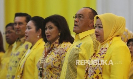 Ketua Umum Partai Golongan Karya (Golkar) Aburizal Bakrie (kedua kanan)bersama Ketua Umum Pimpinan Pusat Kesatuan Perempuan Partai Golkar (PP KPPG) Ulla Nuchrawatty (kanan) menyanyikan lahu indonesia raya seaat jelang pelantikan pengurus Pimpinan Pusat Kes