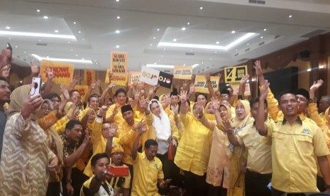 Ketua Umum Partai Golongan Karya (Golkar) Airlangga Hartarto saat silaturahmi dengan kader Golkar se-NTB di Hotel Lombok Raya, Mataram, NTB, Selasa (19/2).