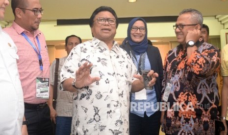 Ketua Umum Partai Hanura Oesman Sapta Odang berbincang dengan Ketua KPU Arief Budiman usai meninjau kelengkapan berkas partai Hanura di KPU Pusat, Jakarta, Kamis (12/10).